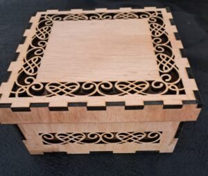 2025/09/1000023622-scaled.jpg Houten cadeau doosje