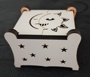 2025/09/1000023625-scaled.jpg Houten kinder verzamel doosje zon en maan