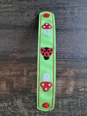 2025/11/1000013545-scaled.jpg Armbandje Lieveheersbeestje